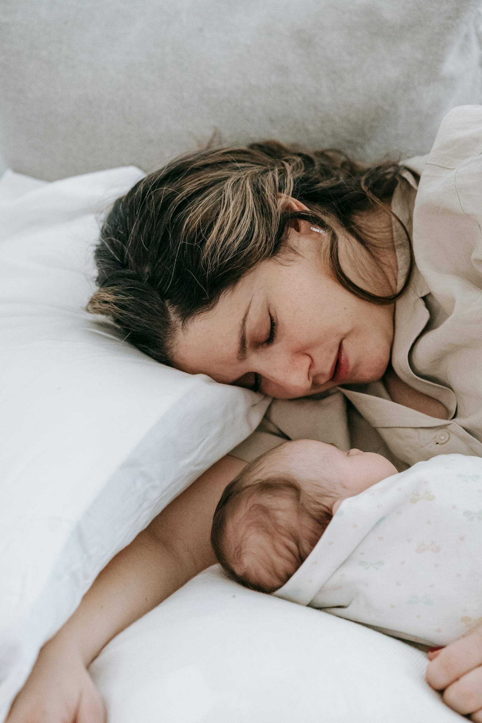 woman vietnamese postpartum mother hair fall postpartum 3 months hand — Mẹ sau sinh 3 tháng nhìn tóc rụng trong tay