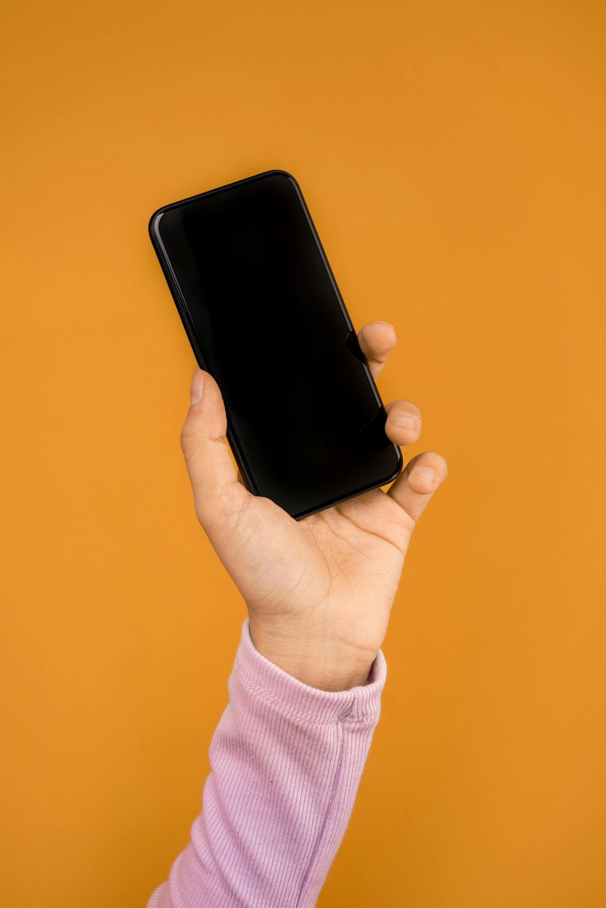 woman vietnamese mother mother phone searching health question — Mẹ tay cầm điện thoại tìm câu hỏi sức khỏe
