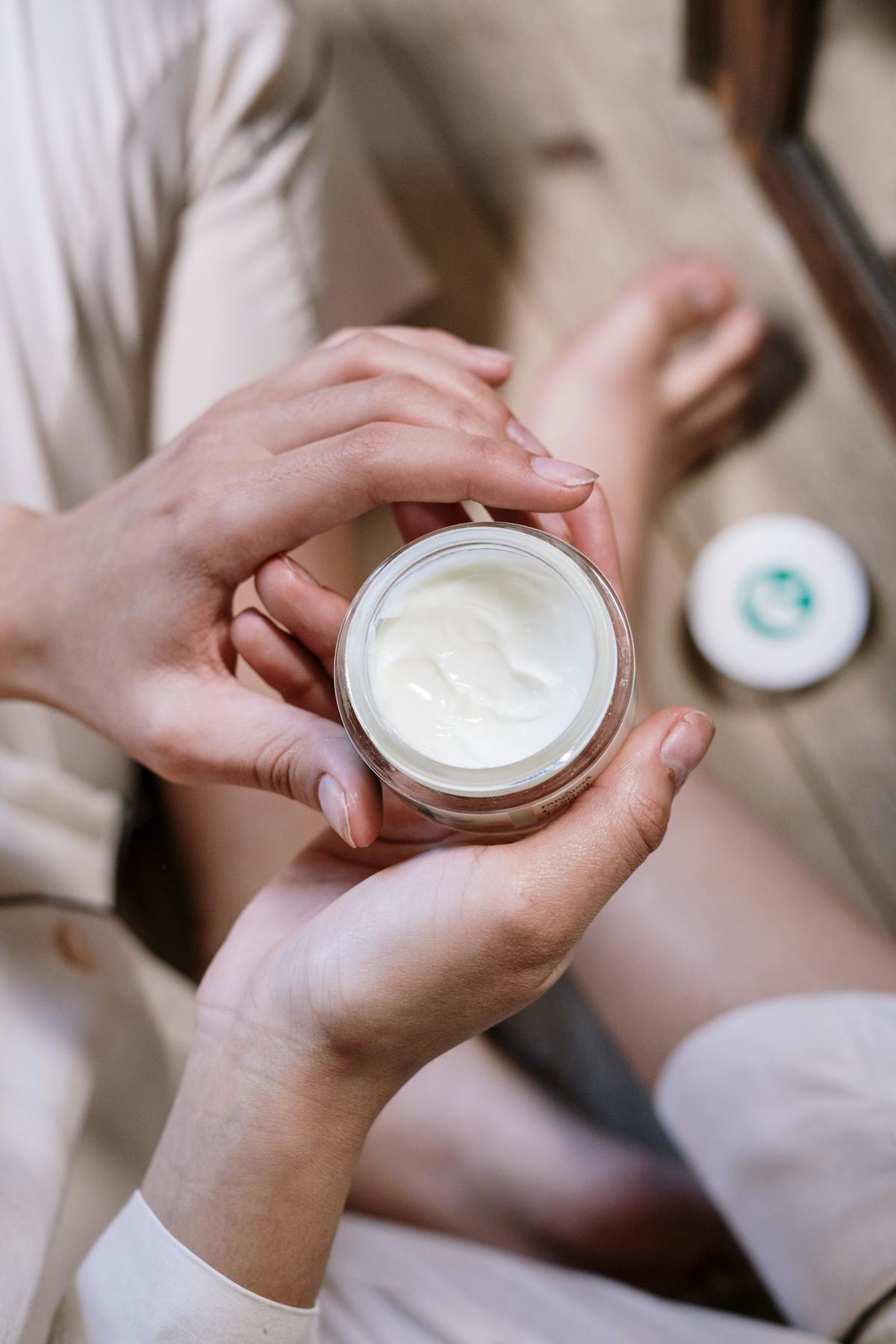woman vietnamese hand holding hair growth serum jar cream papilla nutrition — Bàn tay phụ nữ cầm hộp dưỡng tóc cho nang tóc