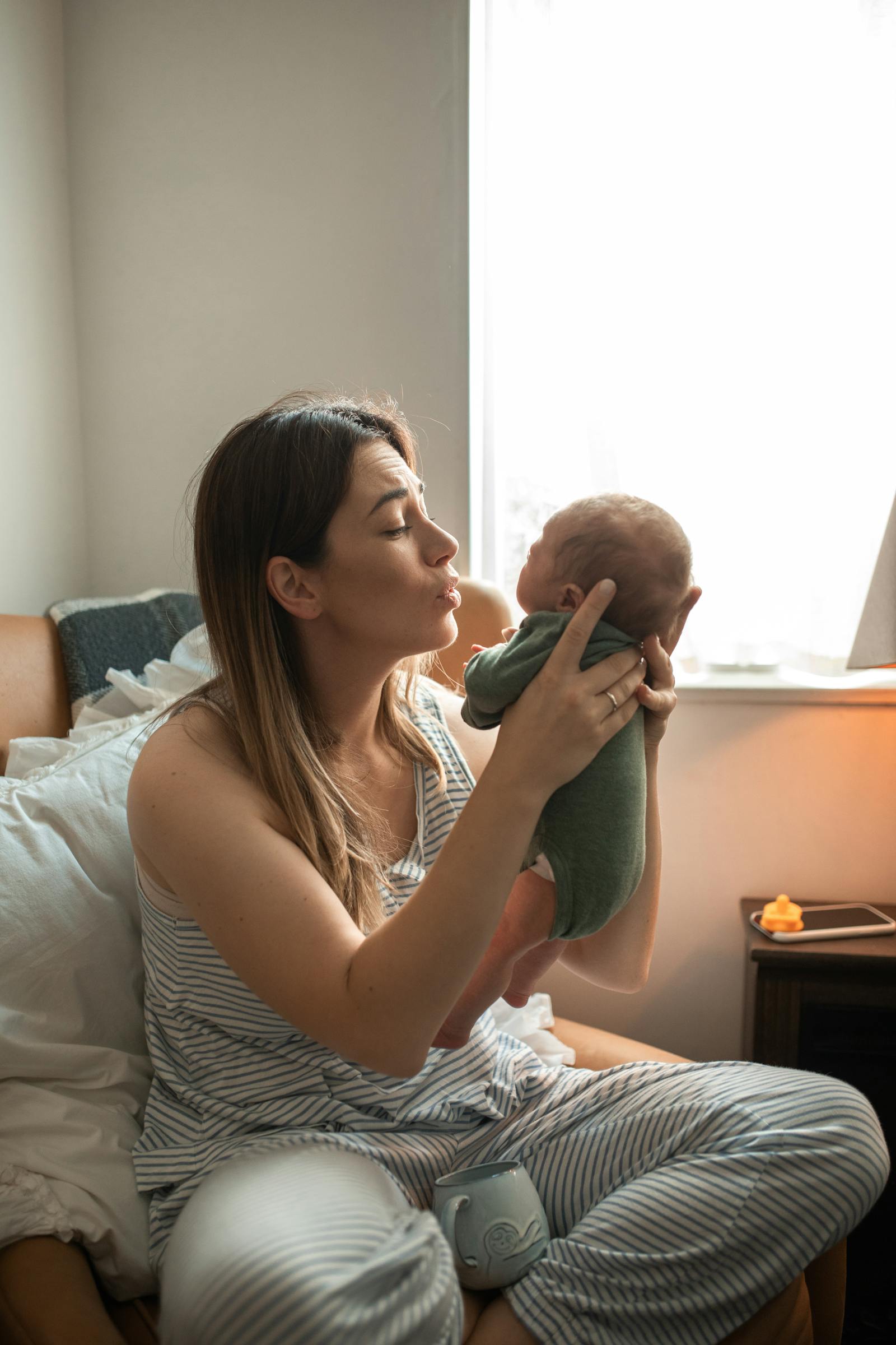 woman vietnamese postpartum mother calendar 3 months baby holding — Mẹ ôm bé 3 tháng tuổi cạnh cửa sổ