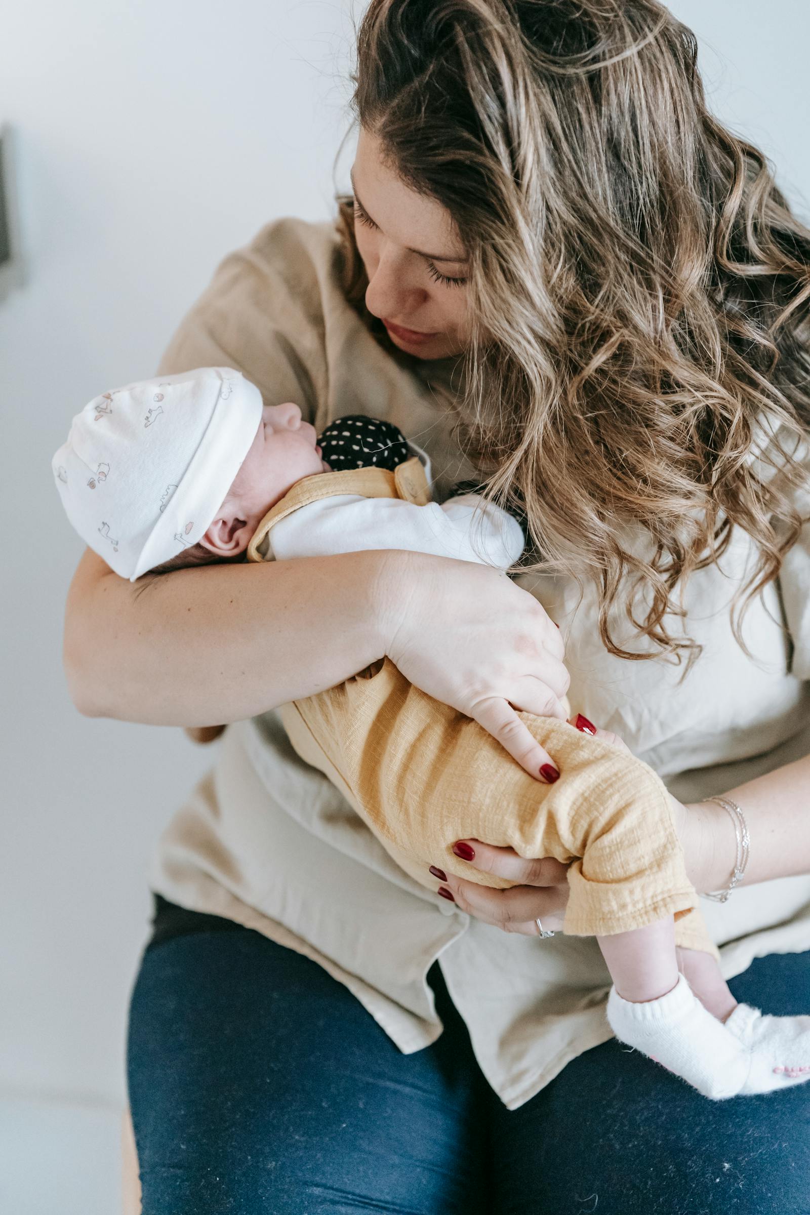 woman vietnamese postpartum mother mother examining hair scalp check — Mẹ cúi nhìn kiểm tra tóc da đầu
