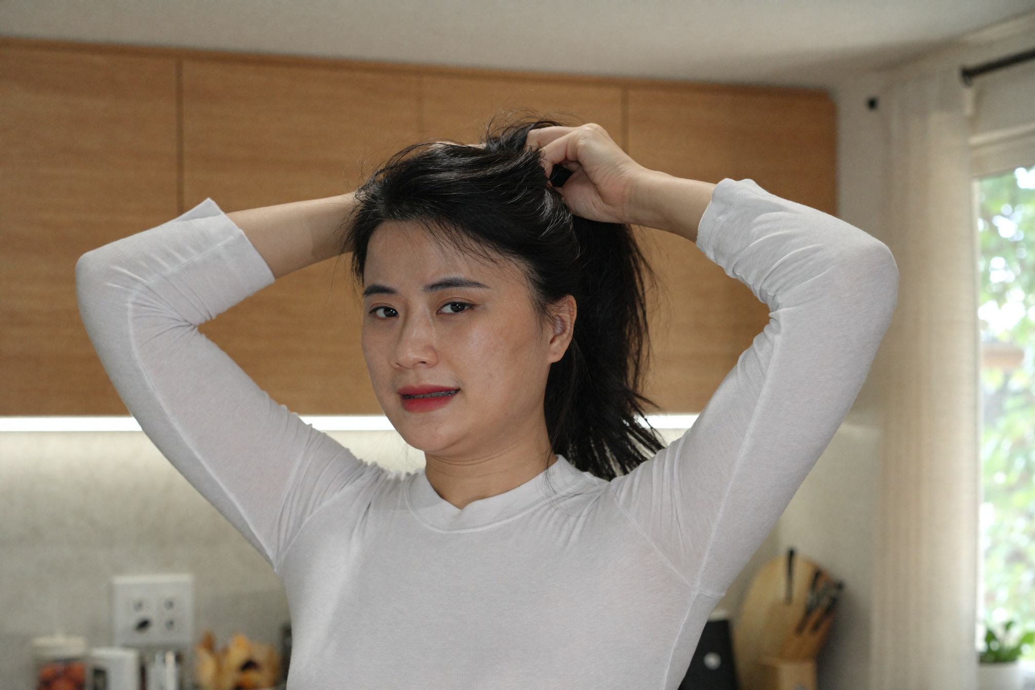 woman vietnamese kitchen tight ponytail mistake wincing cotton shirt — Phụ nữ trong bếp buộc tóc đuôi ngựa chặt mặt nhăn nhẹ