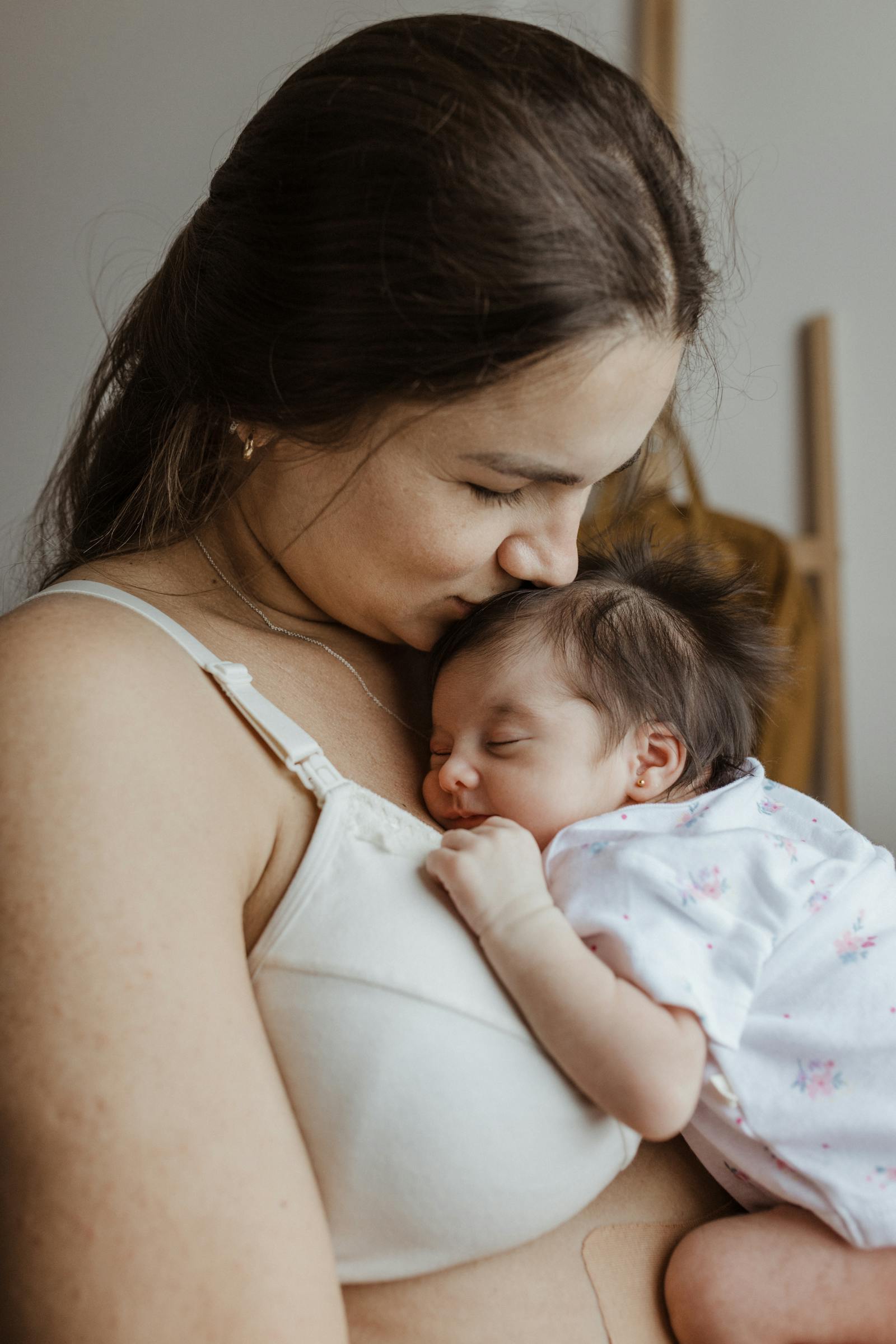 woman vietnamese postpartum mother frustrated mother baby hair products — Mẹ ôm bé lo lắng về sản phẩm chăm tóc