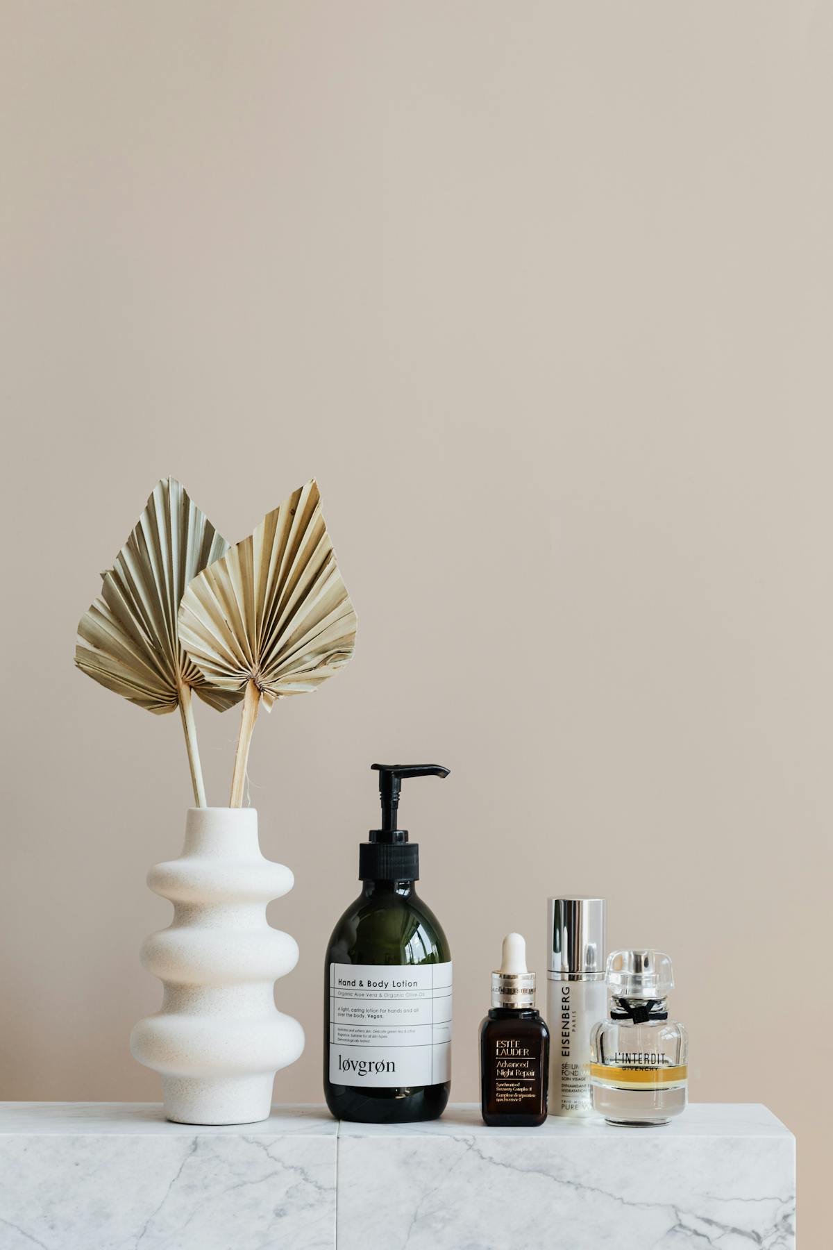 woman vietnamese hair care products oil bottles routine self-care 3 months calendar — Bộ chai dầu dưỡng tinh dầu thư giãn cho lịch trình chăm sóc tóc