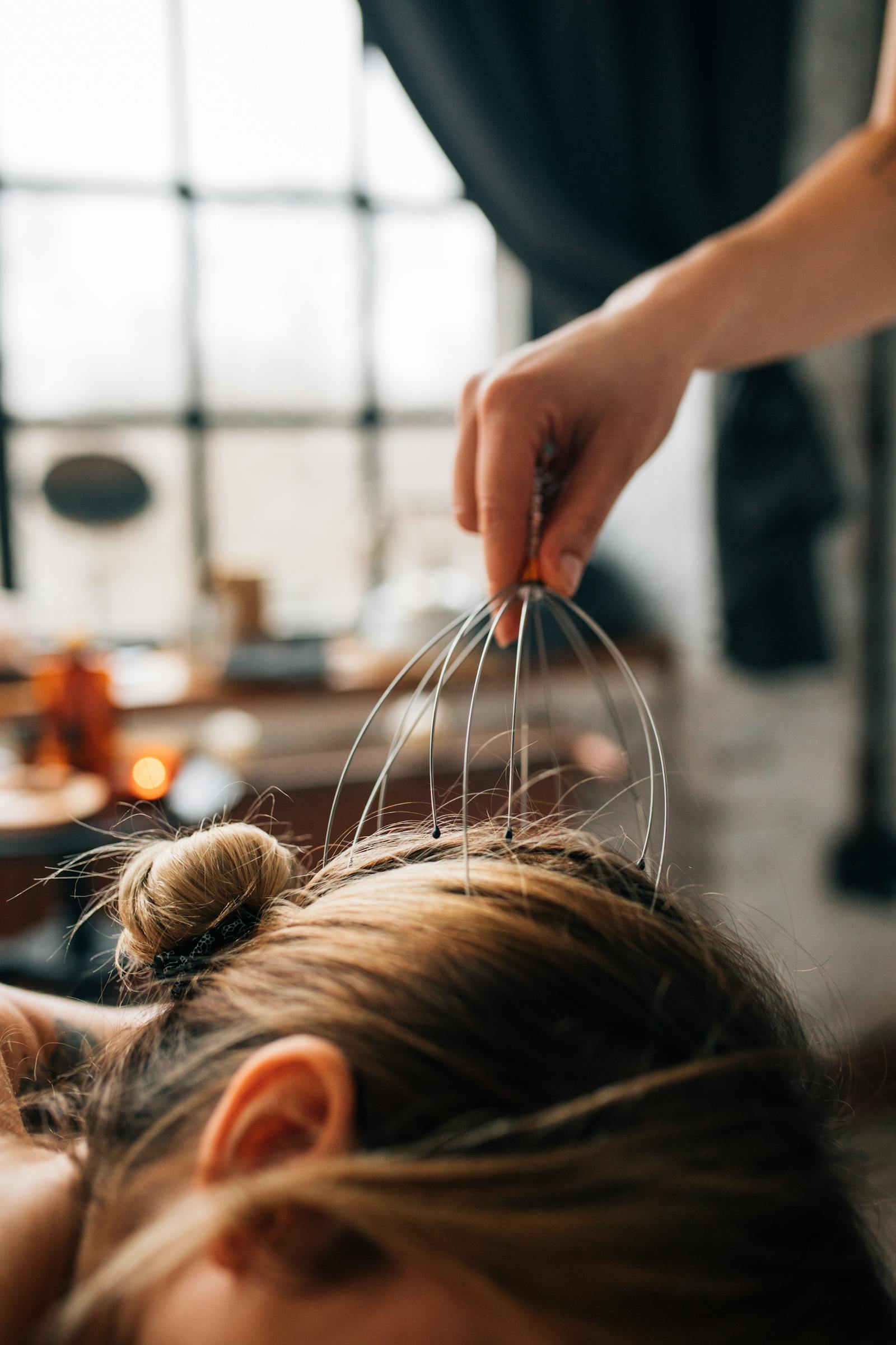 woman vietnamese postpartum mother scalp massage healthy hair routine — Phụ nữ massage da đầu chăm sóc tóc
