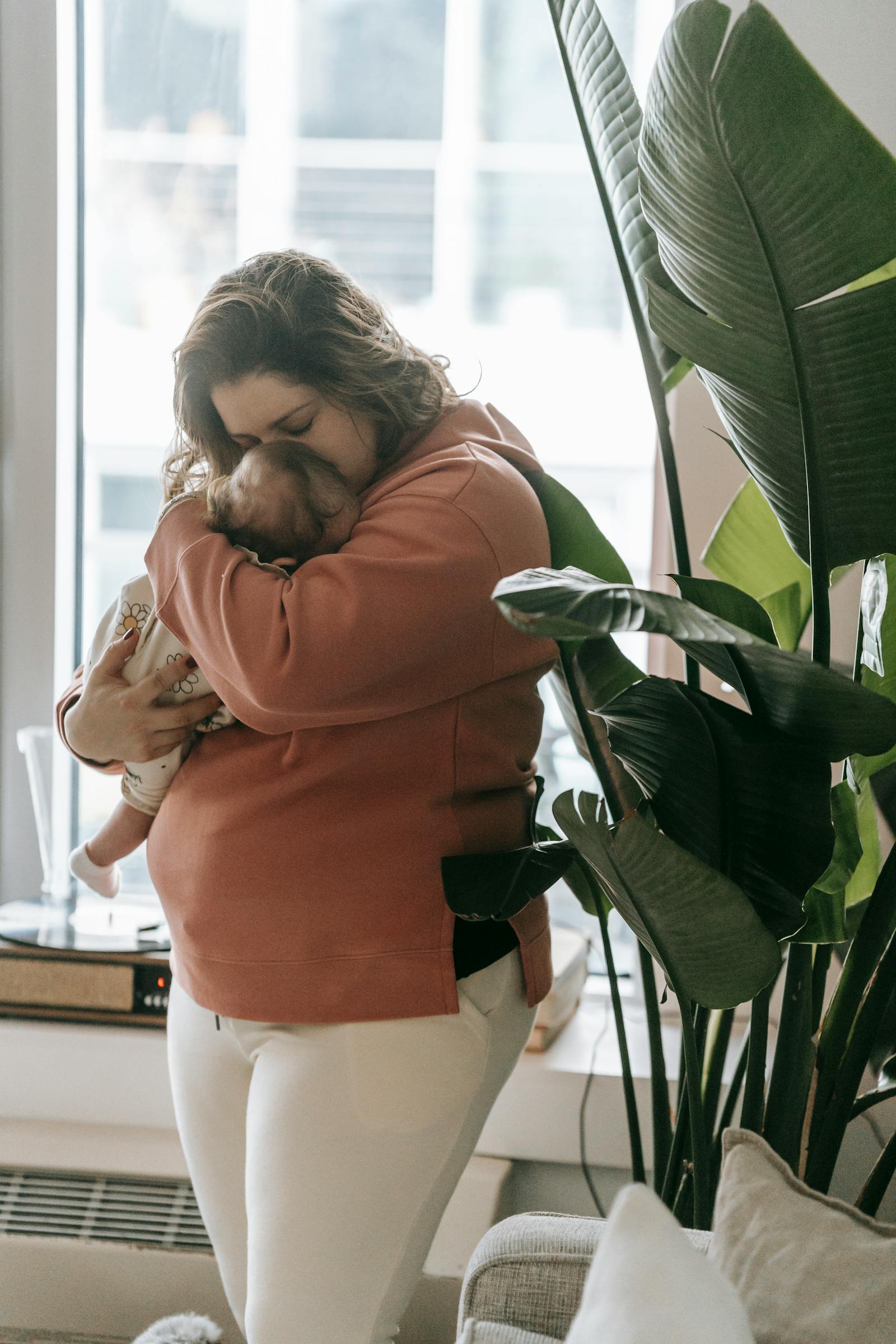 woman vietnamese postpartum mother smile confident postpartum baby healthy — Hương Avala tự tin ôm bé tóc khỏe lại