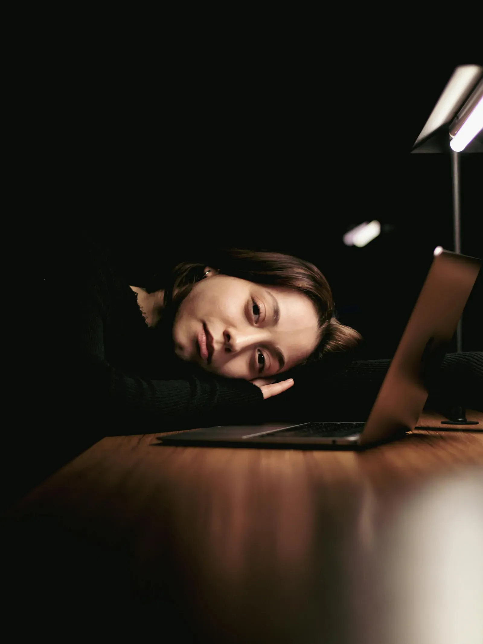 woman vietnamese 30s stress-hair-loss-night-work — Phụ nữ làm việc đêm rụng tóc do stress mãn tính