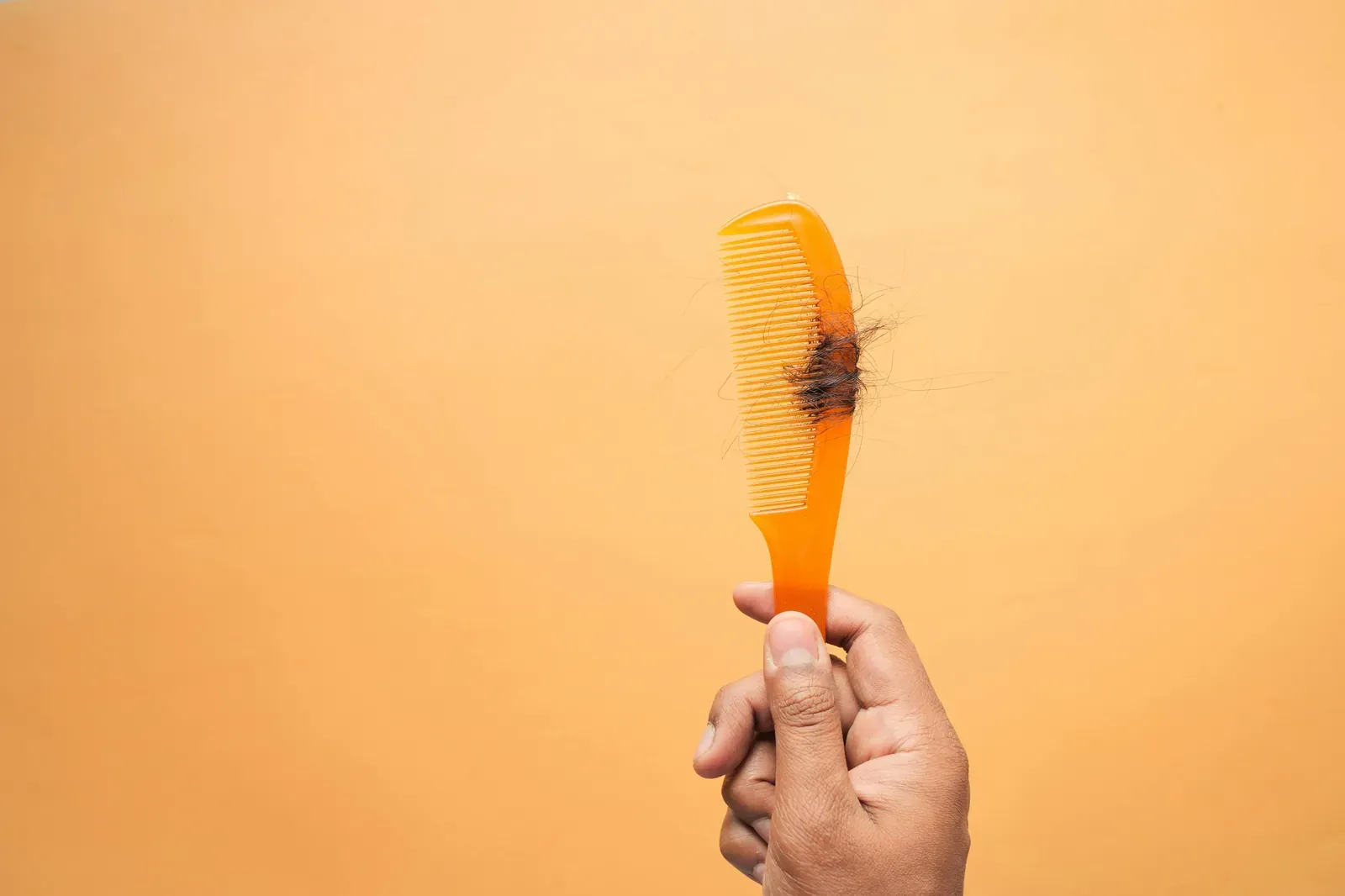 woman vietnamese 30s split-ends-bleached-hair — Phụ nữ tóc chẻ ngọn nặng sau hóa chất salon