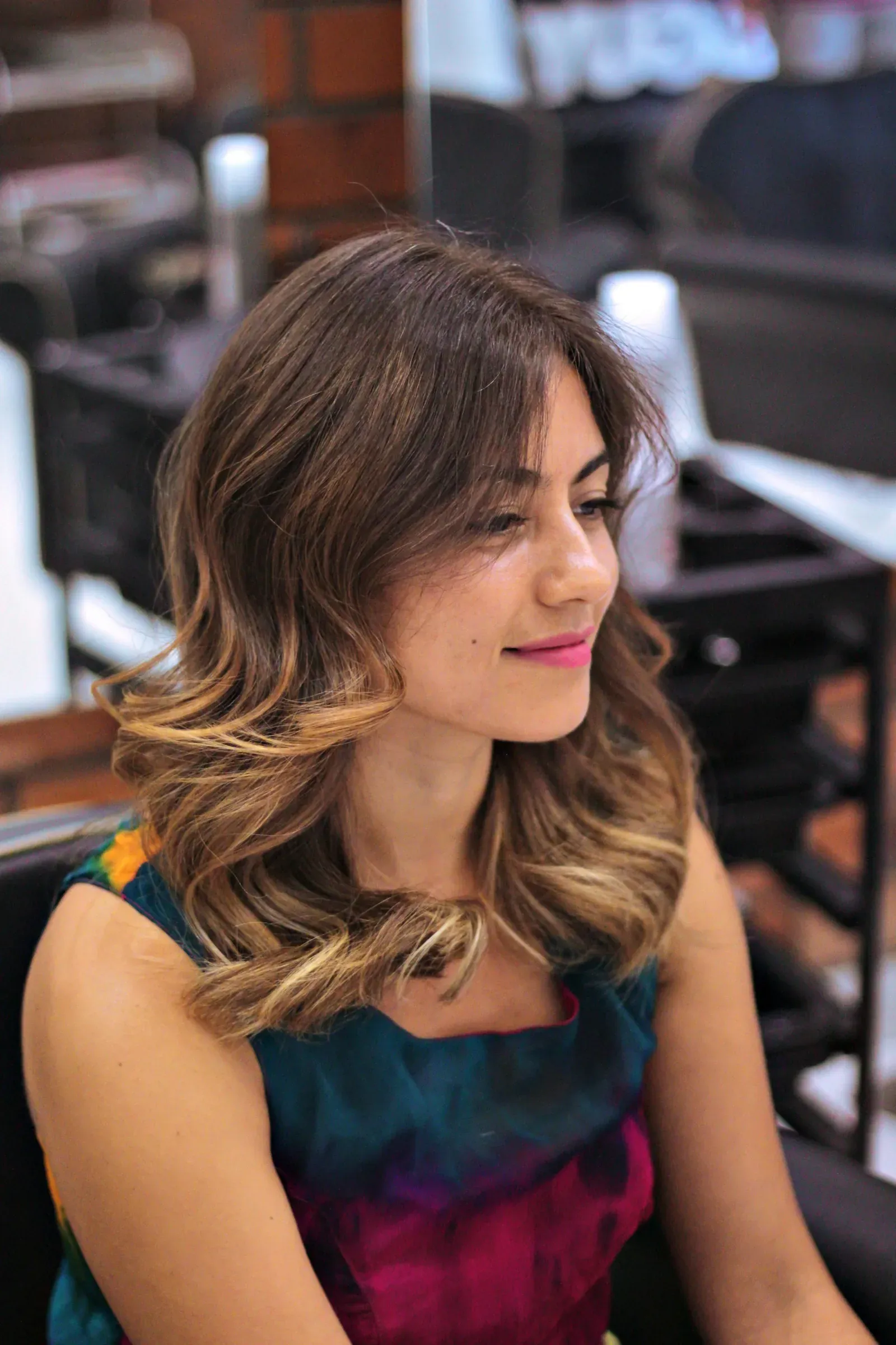 woman vietnamese 30s salon-hair-dye-chemical — Phụ nữ nhuộm tóc salon phá cấu trúc keratin
