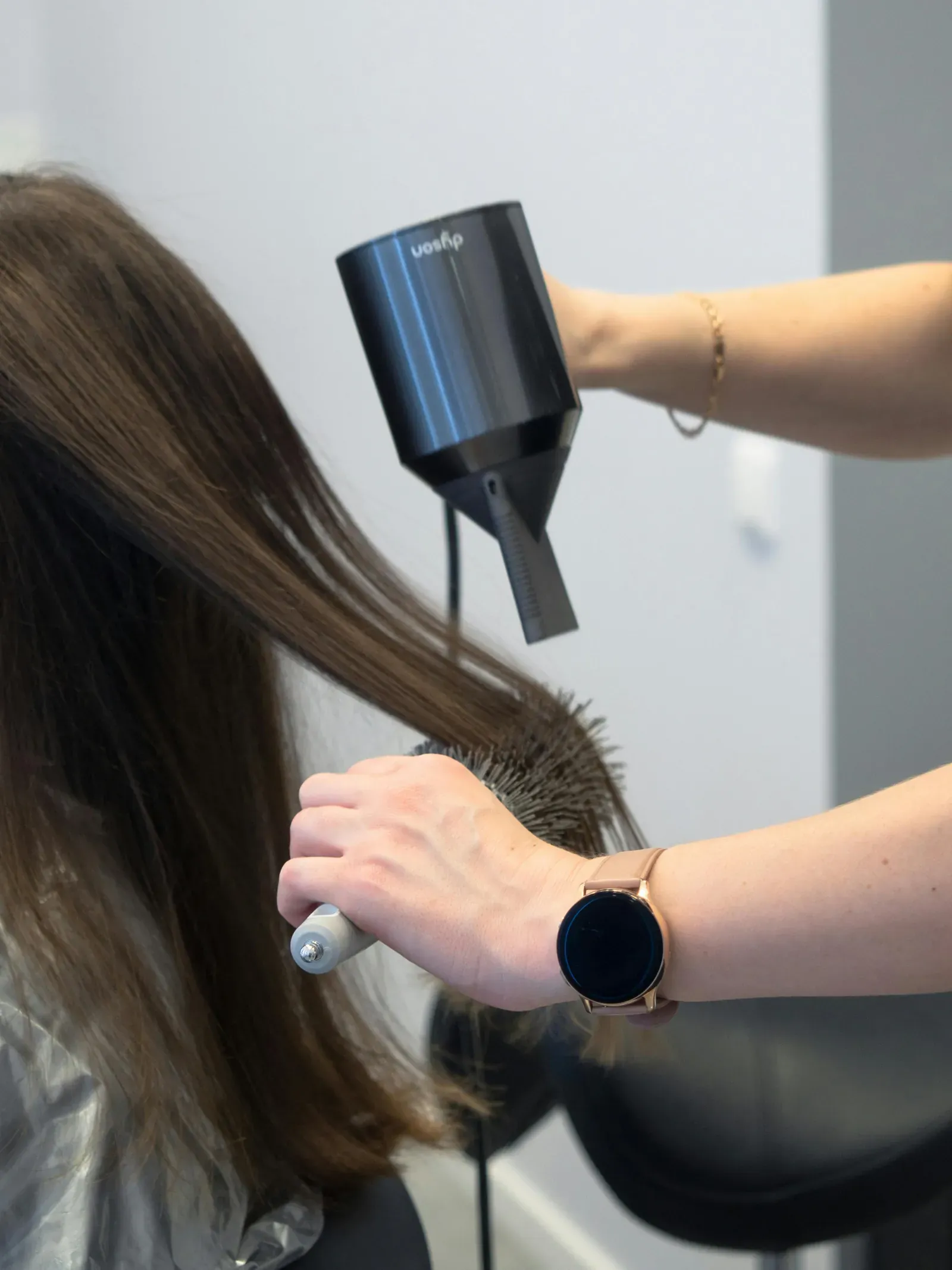 woman vietnamese 30s blow-drying-heat-damage — Phụ nữ sấy nhiệt cao mỗi ngày làm tóc khô gãy