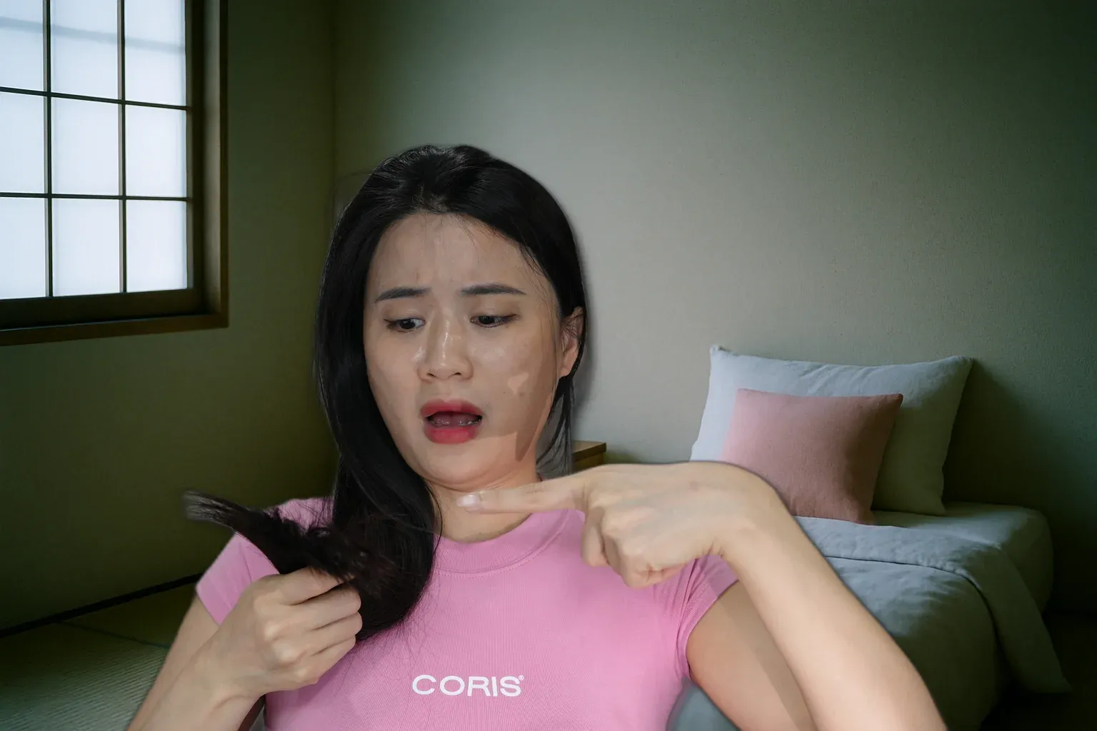 Mẹ bỉm Việt sáng sớm cầm tóc rụng — pain rụng tóc sau sinh