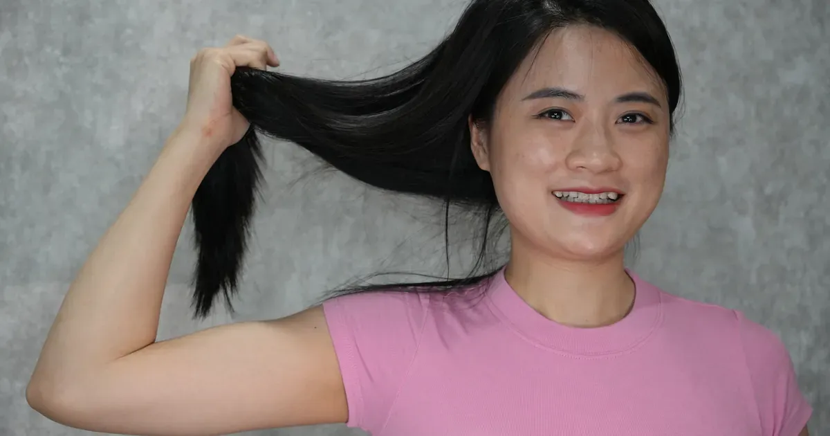 woman vietnamese 30s oily-hair-wash-mistake — Phụ nữ 25-45 mắc sai lầm gội đầu khiến tóc bết rụng