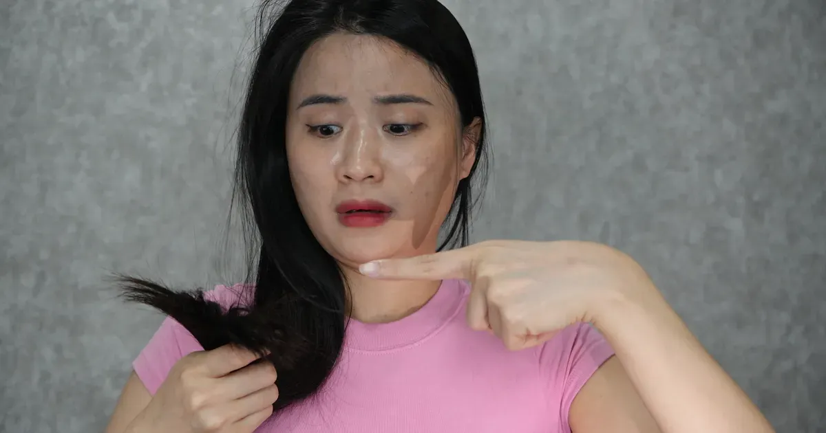woman vietnamese 30s scalp-care-between-washes — Phụ nữ chăm da đầu khỏe mạnh giữa các lần gội