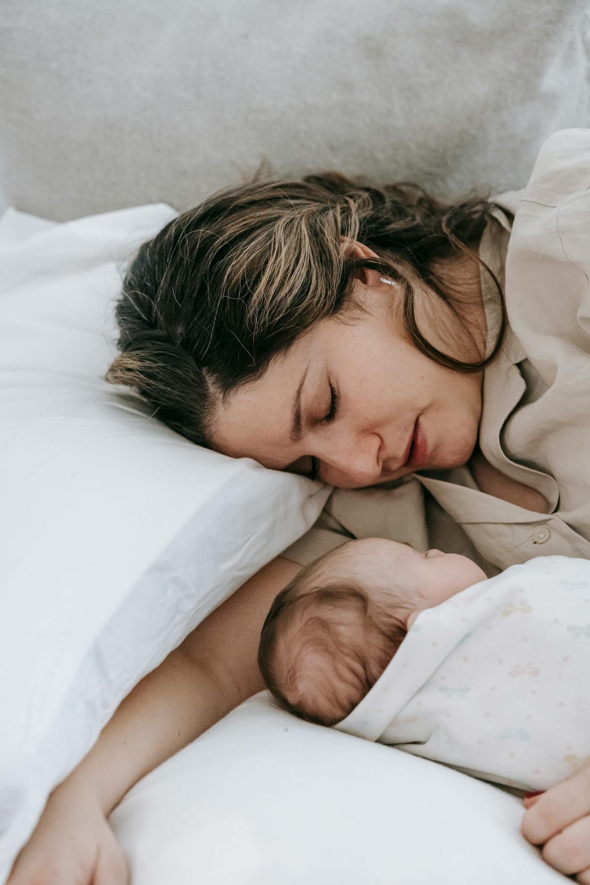 woman vietnamese postpartum mother hair fall 3 months hand — Mẹ sau sinh 3 tháng nhìn tóc rụng trong tay