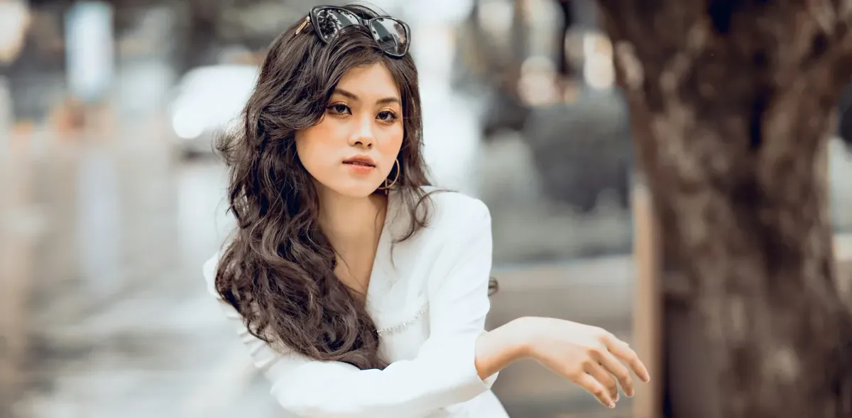 woman vietnamese 25-50 hair-loss-checking-comb — Phụ nữ 25-50 kiểm tra rụng tóc trên lược
