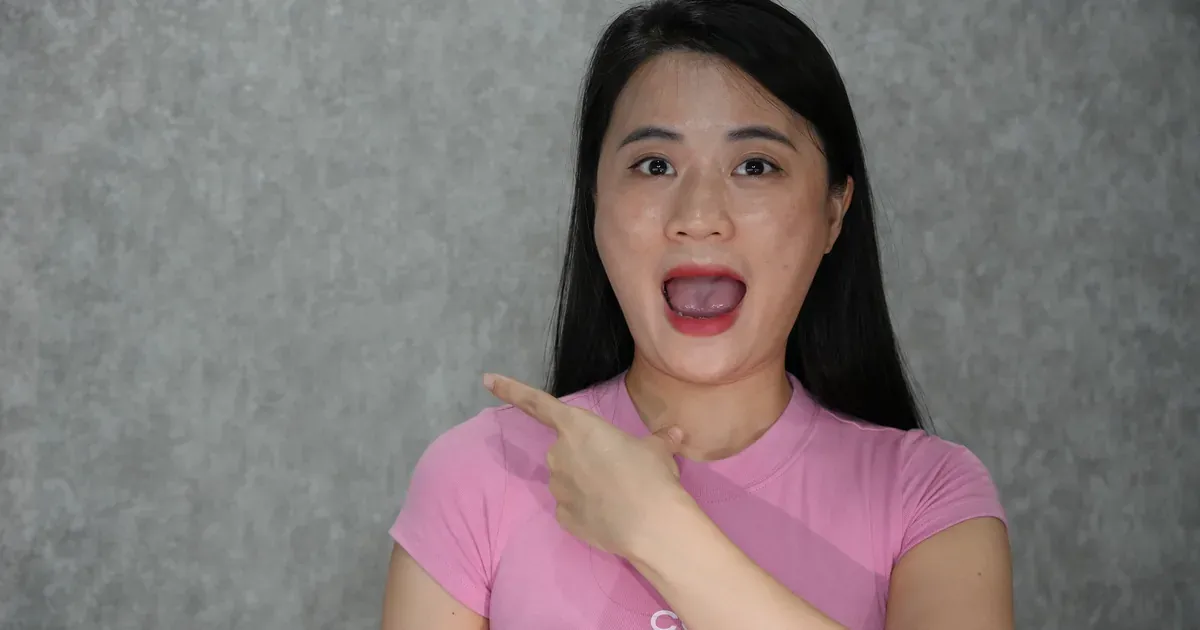 woman vietnamese 30s hair-washing-7-steps-bathroom — Phụ nữ Việt gội đầu đúng cách quy trình 7 bước