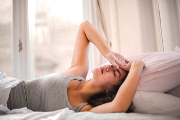 Massage da đầu mọc tóc con — 3 phút mỗi tối đủ cho phụ nữ tóc rụng